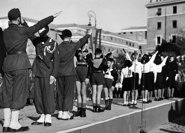 Le formazioni giovanili fasciste si esibiscono durante la cerimonia per la XVI Leva Fascista