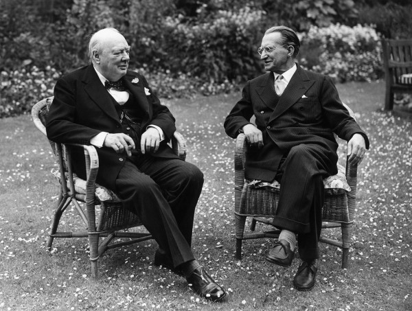 Winston Churchill e Alcide De Gasperi a colloquio nel giardino della residenza del primo ministro britannico, al n. 10 di Downing Street